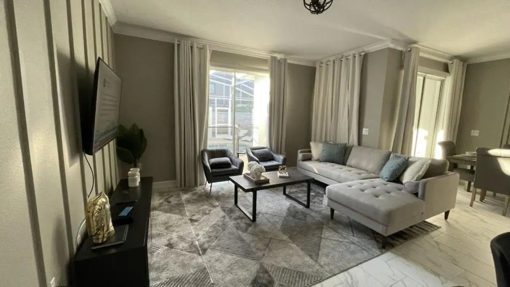 Relaxing 4 Bed Town With Splash Pool Townhouse