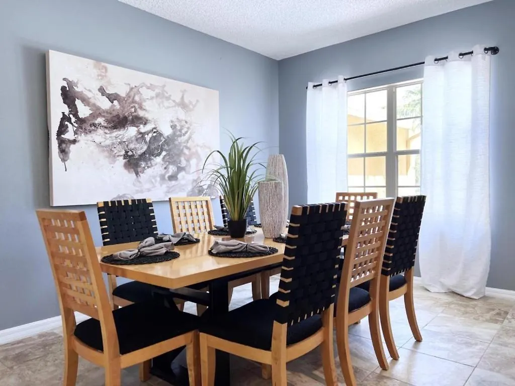 Privacy 4 Bed 3 Bath Pool With Holiday home