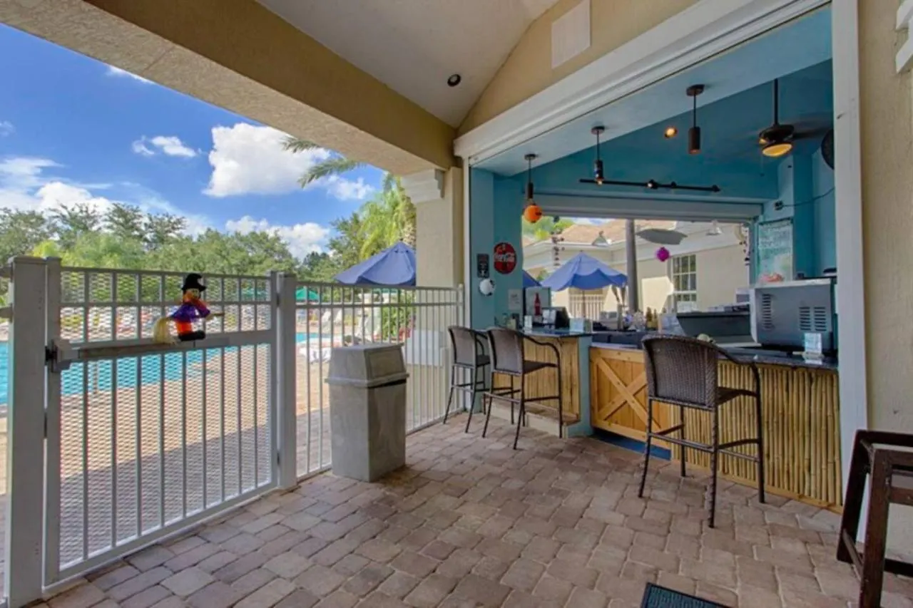 T2367 Windsor Palm Pool 3 Miles To *