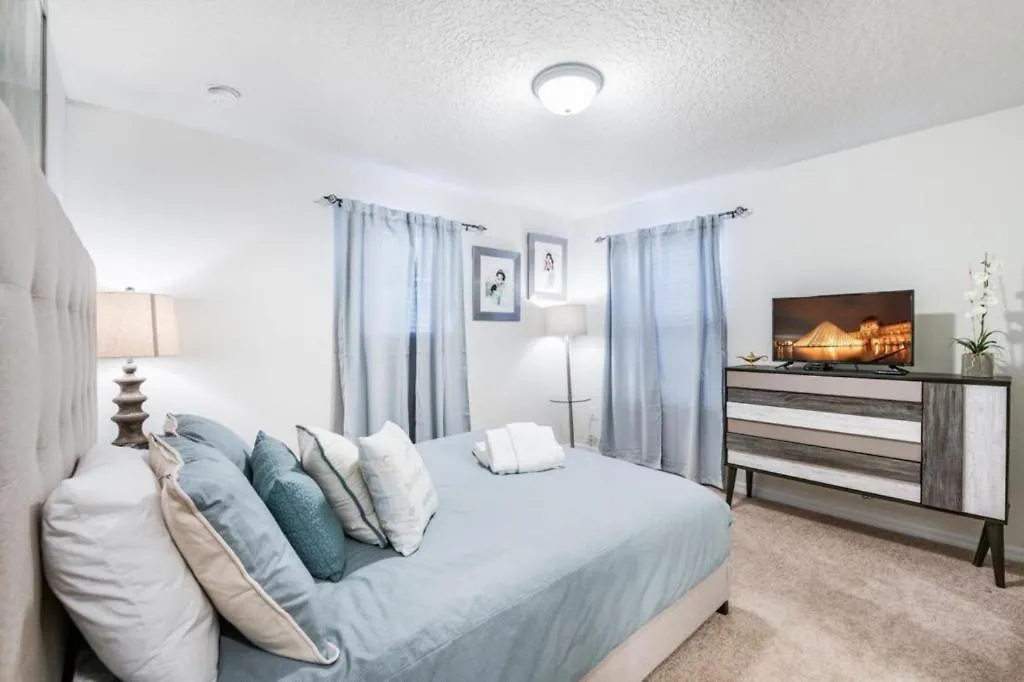 5 Bedrooms- 5,5 Bathrooms- Windsor 1836 Gd