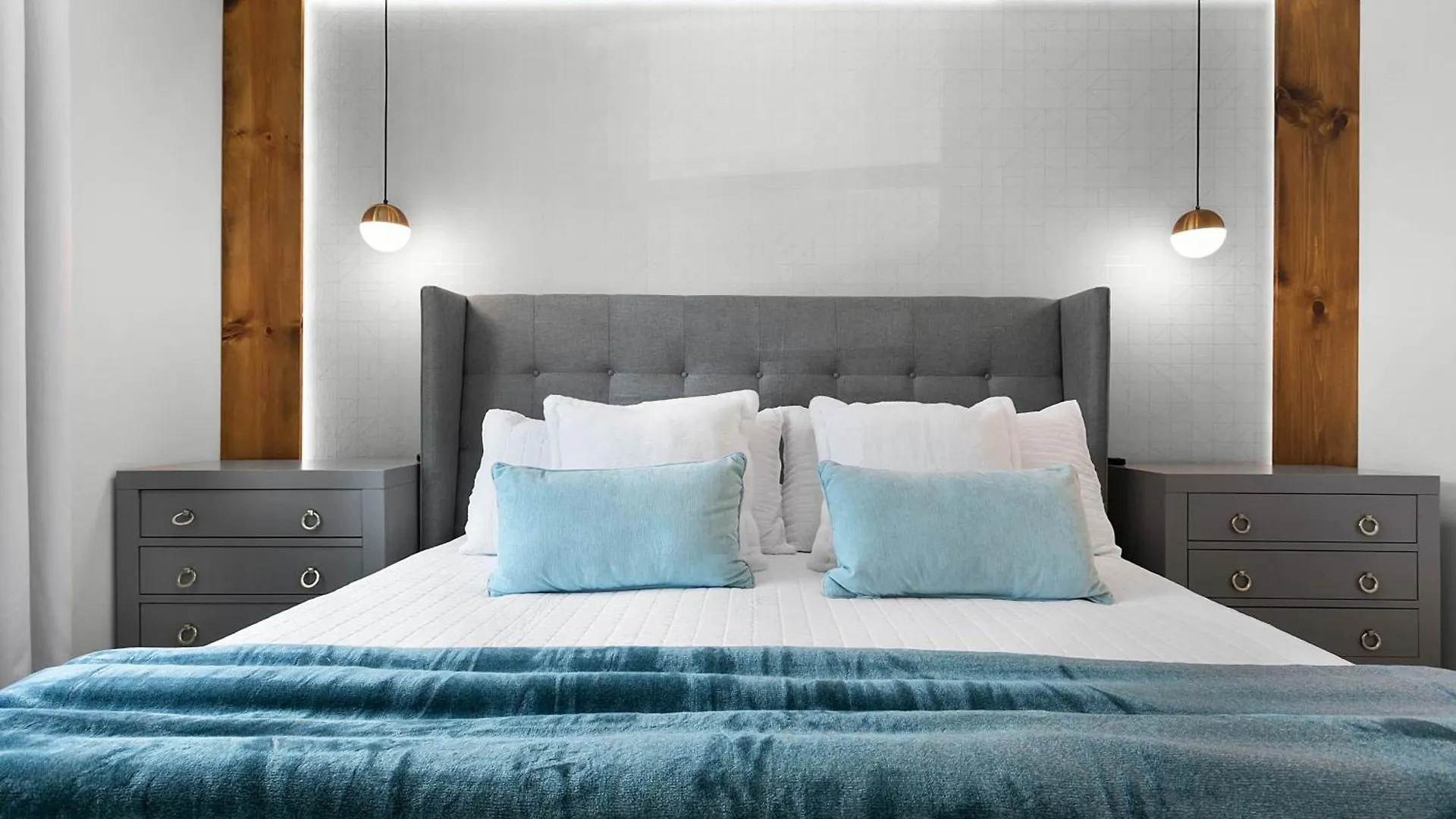 2 Bedroom- 2 Bathroom Storey 3120-103 Pc Apartment