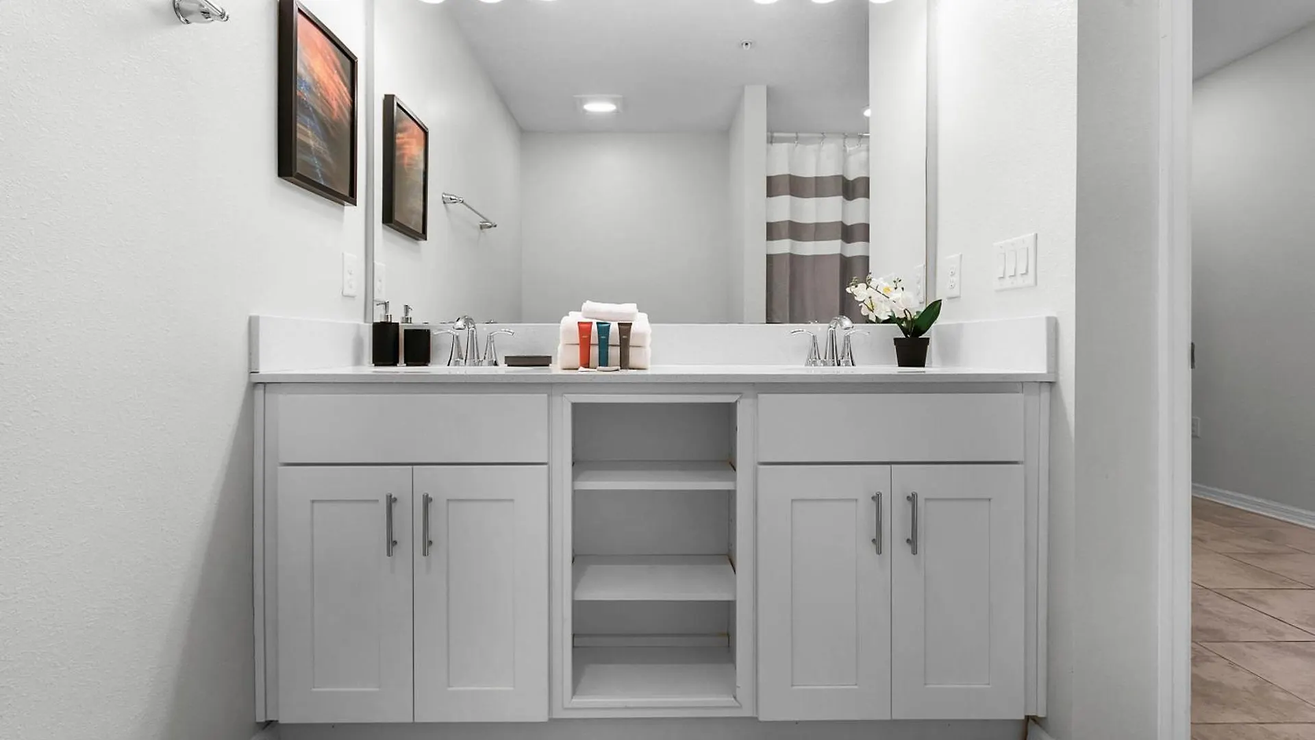 2 Bedroom- 2 Bathroom Storey 3120-103 Pc Apartment