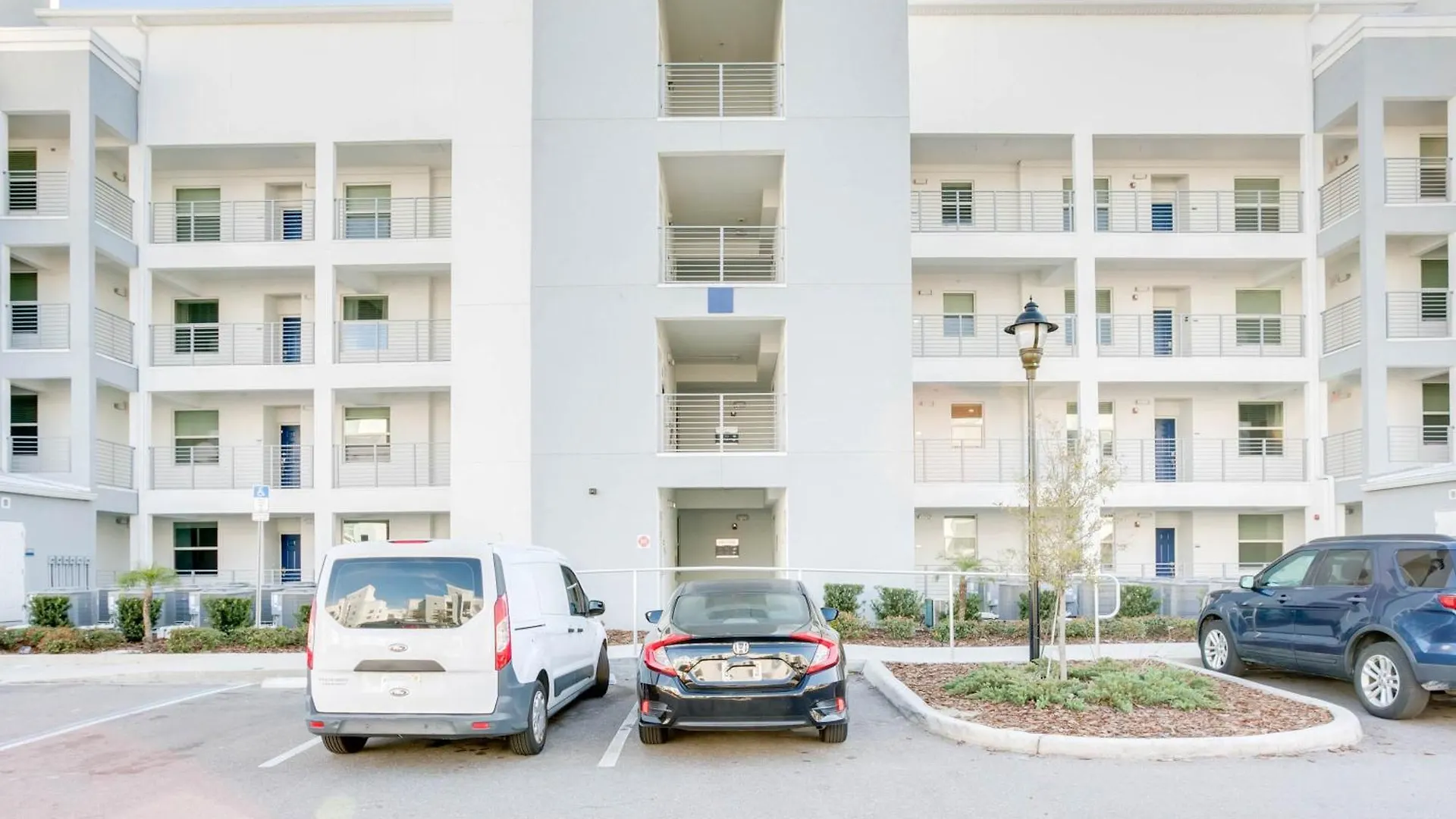 Apartment 2 Bedroom- 2 Bathroom Storey 3120-103 Pc *