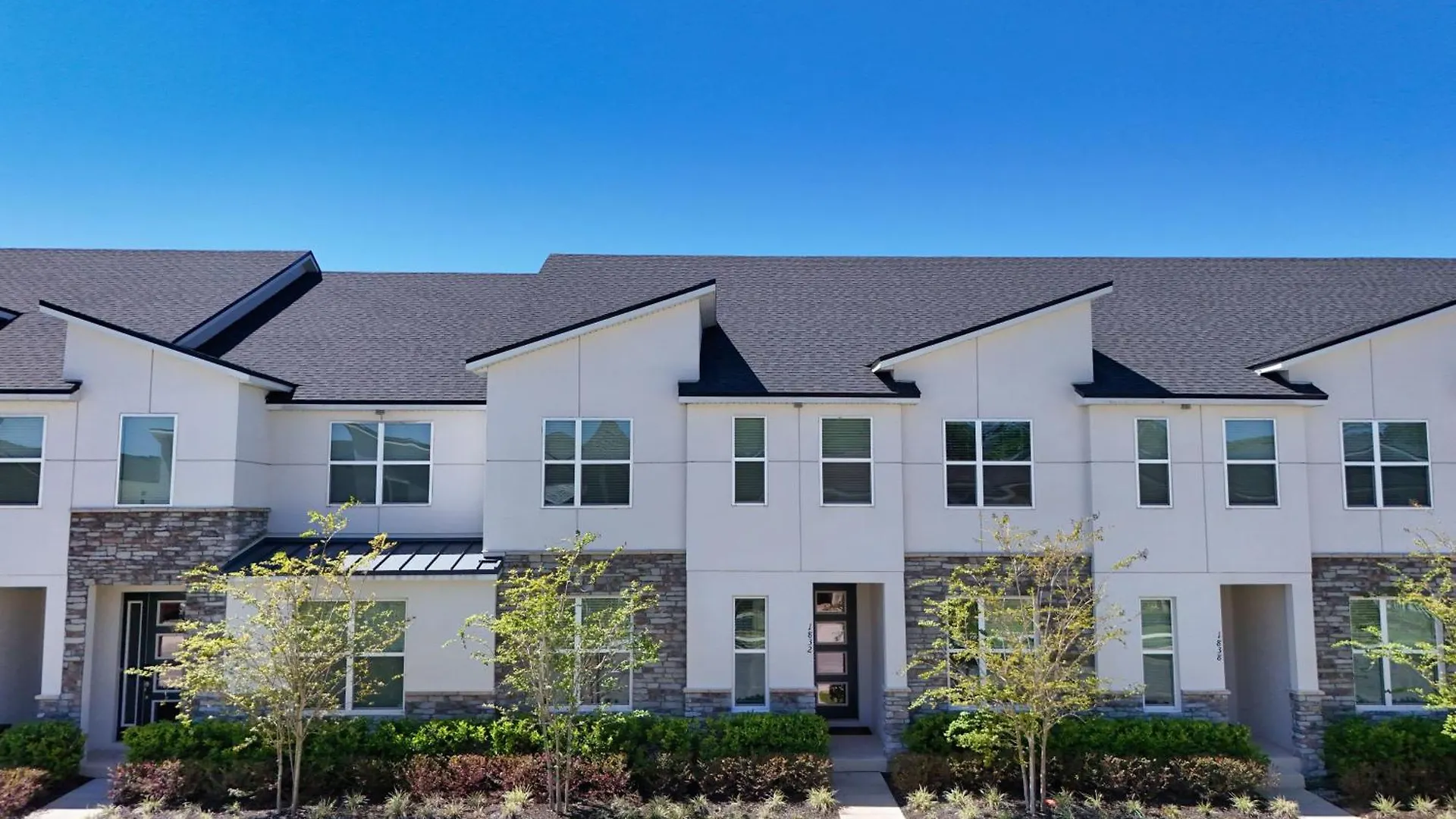 1832 Tropical Palms Circle *
