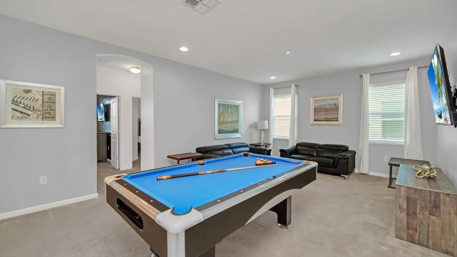 Upstay -spacious W Pool-hot Tub-bbq- Sleeps 27 Holiday home *
