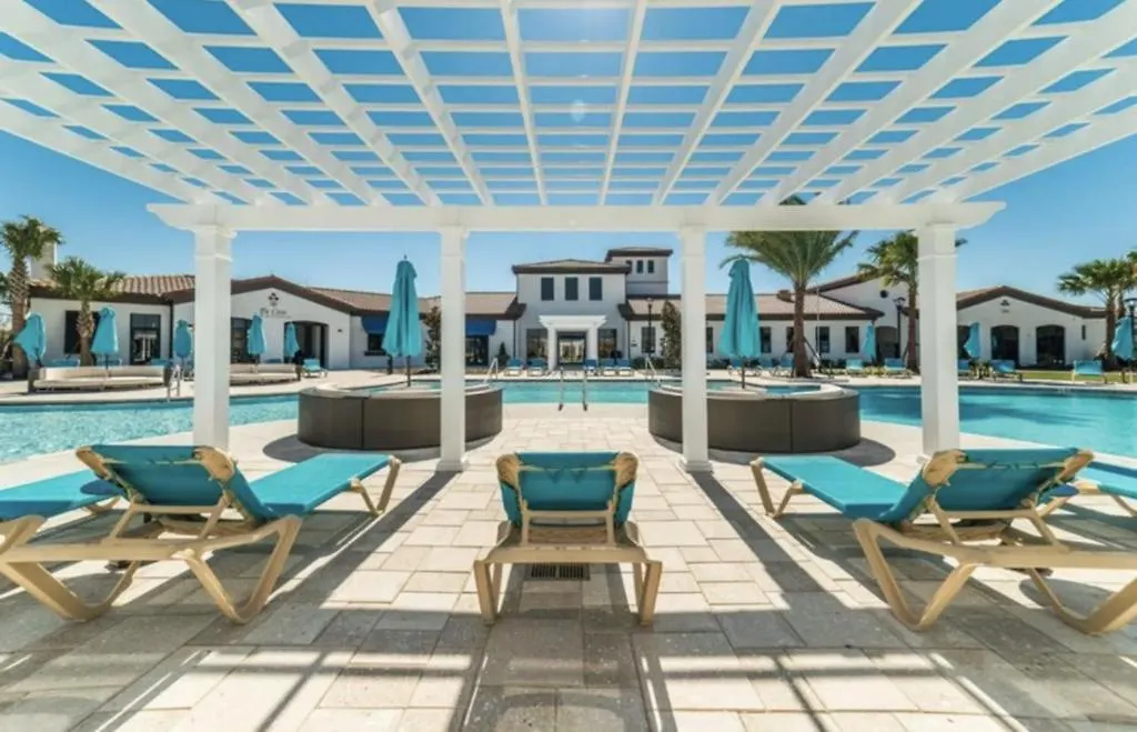 5 Bedrooms- 5,5 Bathrooms- Windsor 1836 Gd