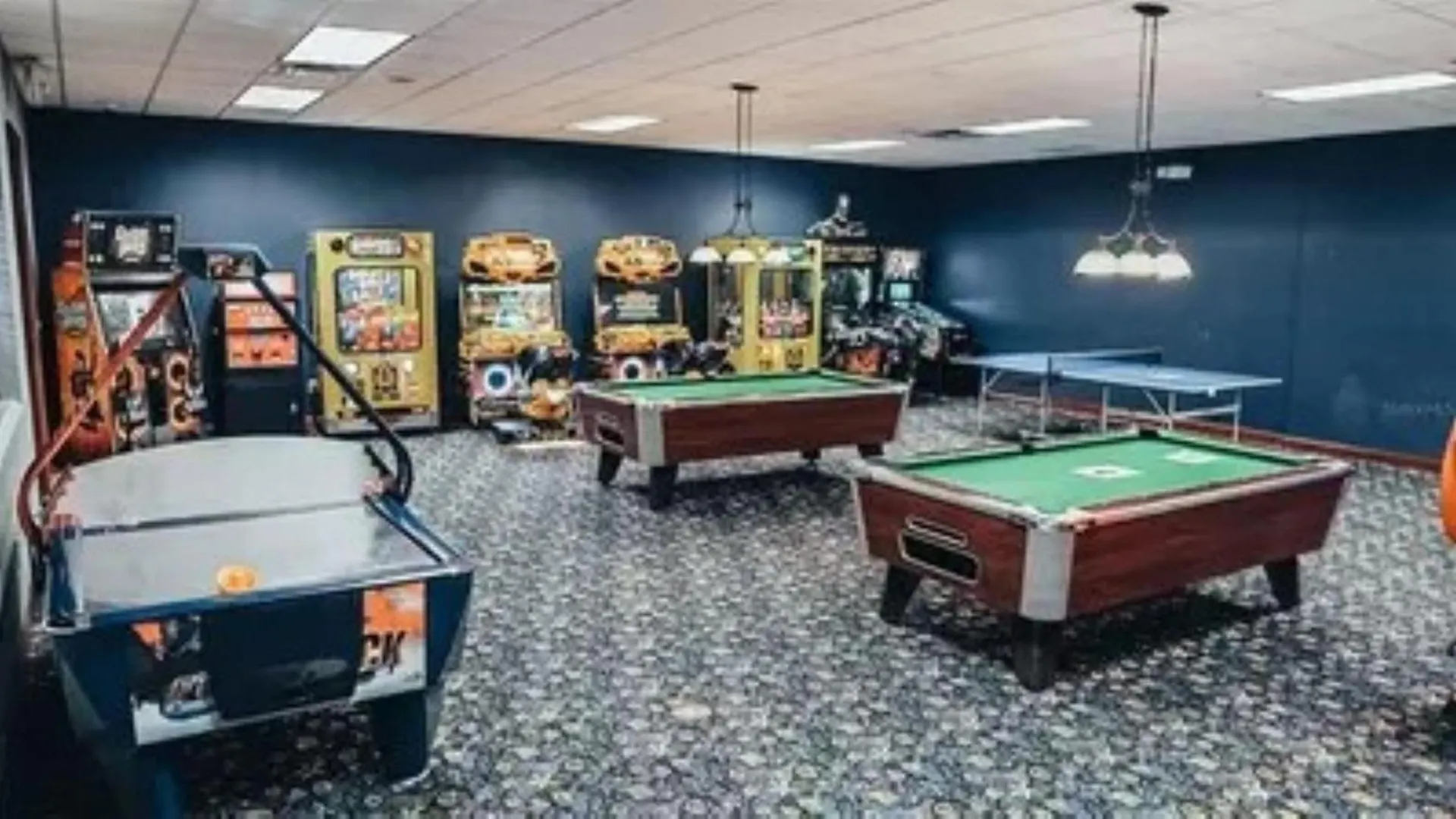 Beautiful Townhome Just 8 Miles From *