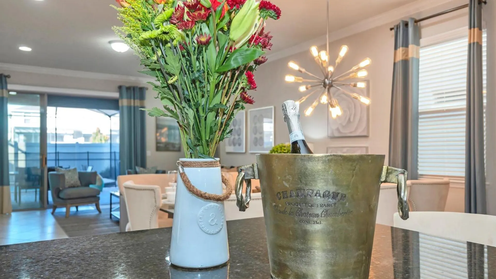 Modern Home, Private Pool. Sleeps 15 Ww102 Holiday home