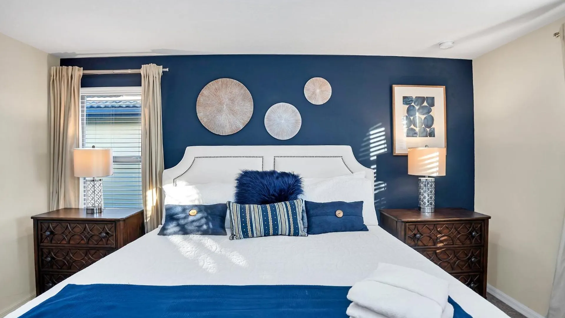 Glamorous Home, Private Pool Sleeps 14 Ww103