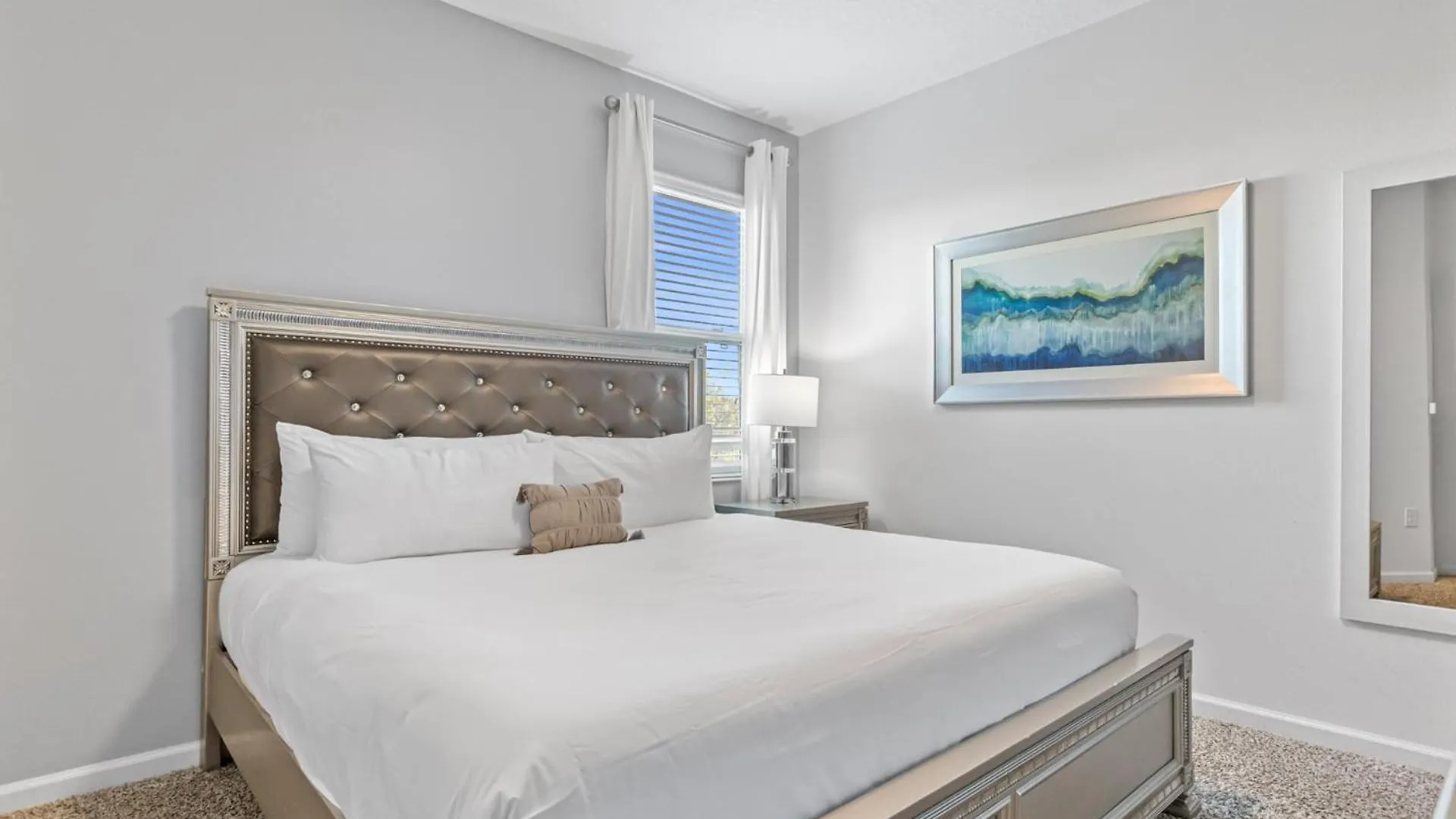 Holiday home Upstay -spacious W Pool-hot Tub-bbq- Sleeps 27
