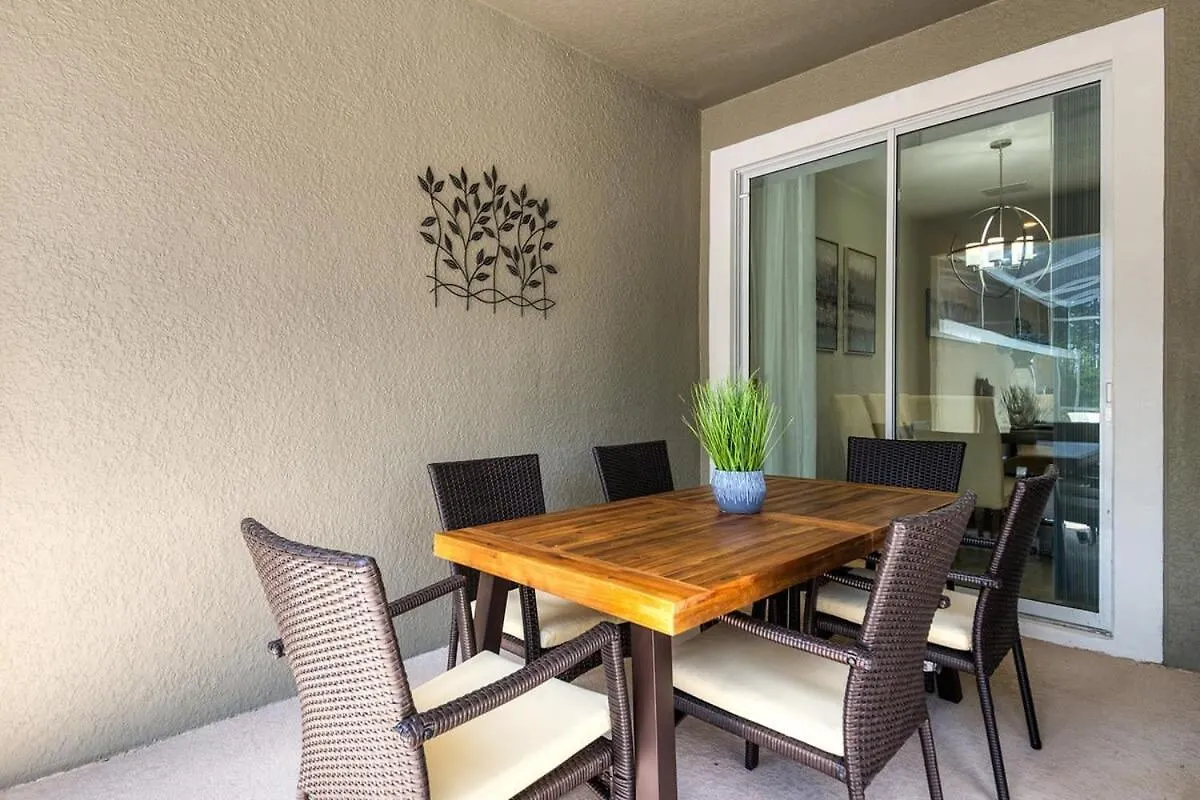 Chic Spacious With Private Pool Ideal Location *