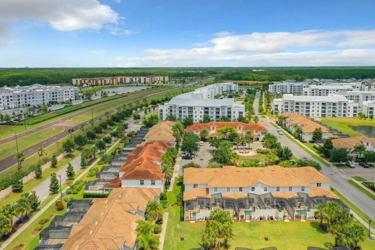 Storey Dreamy Townhome, 5 Mi Universal Holiday home *