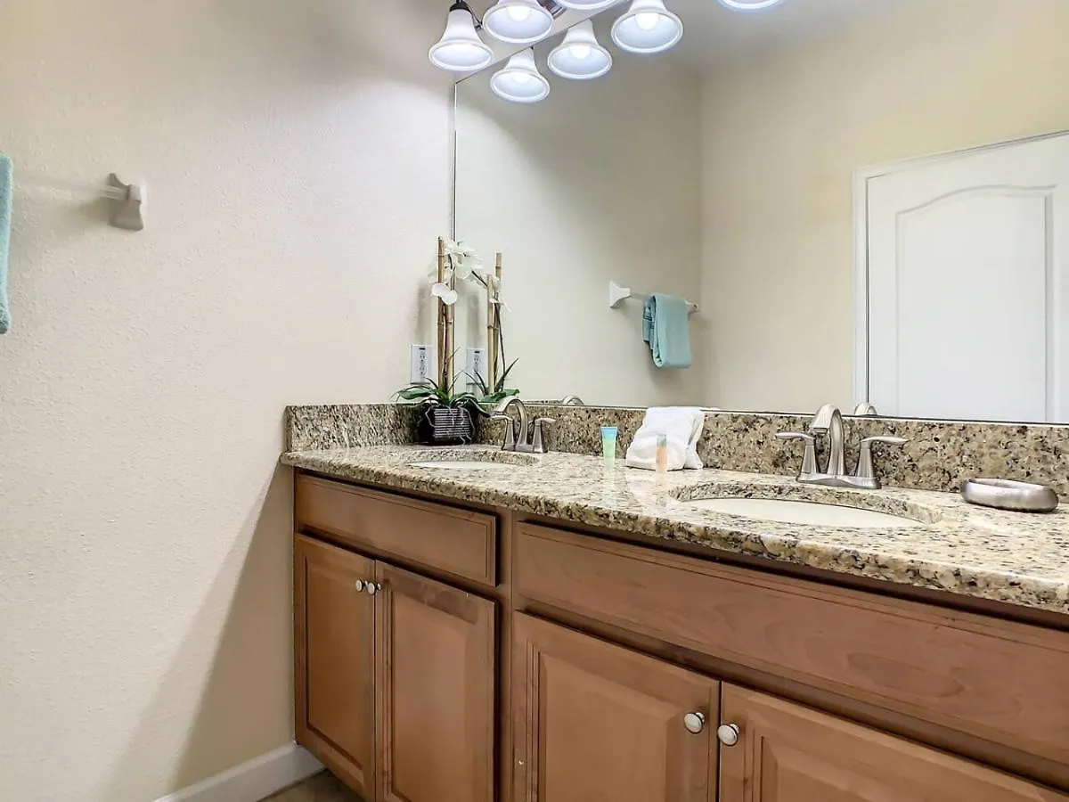 Storey Dreamy Townhome, 5 Mi Universal *
