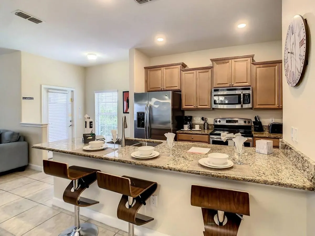 Storey Dreamy Townhome, 5 Mi Universal Holiday home *