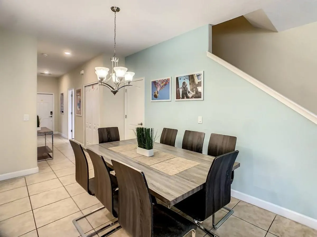 Storey Dreamy Townhome, 5 Mi Universal Holiday home