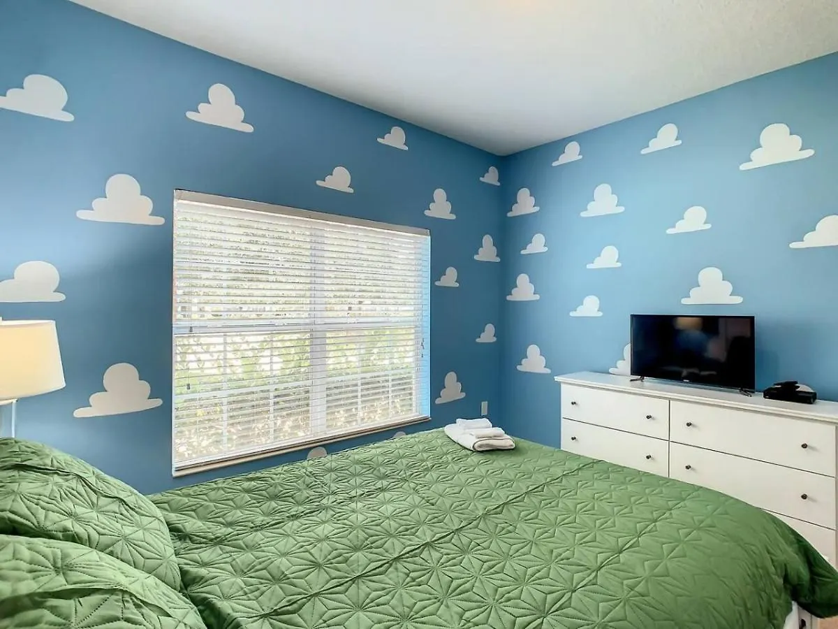 Storey Dreamy Townhome, 5 Mi Universal Holiday home *