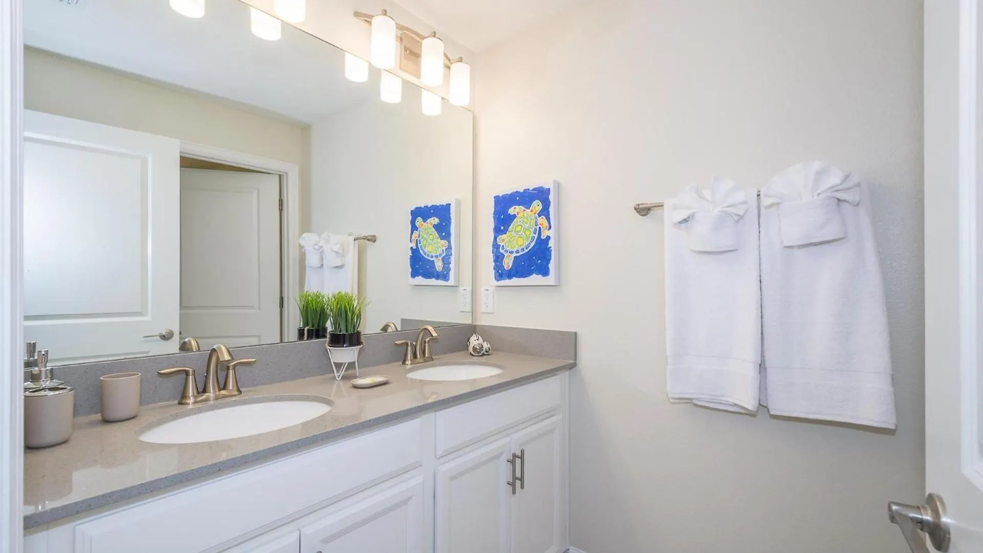 Holiday home 4999dm Townhouse 4 Bedrooms & 3 Bathrooms + Pool *
