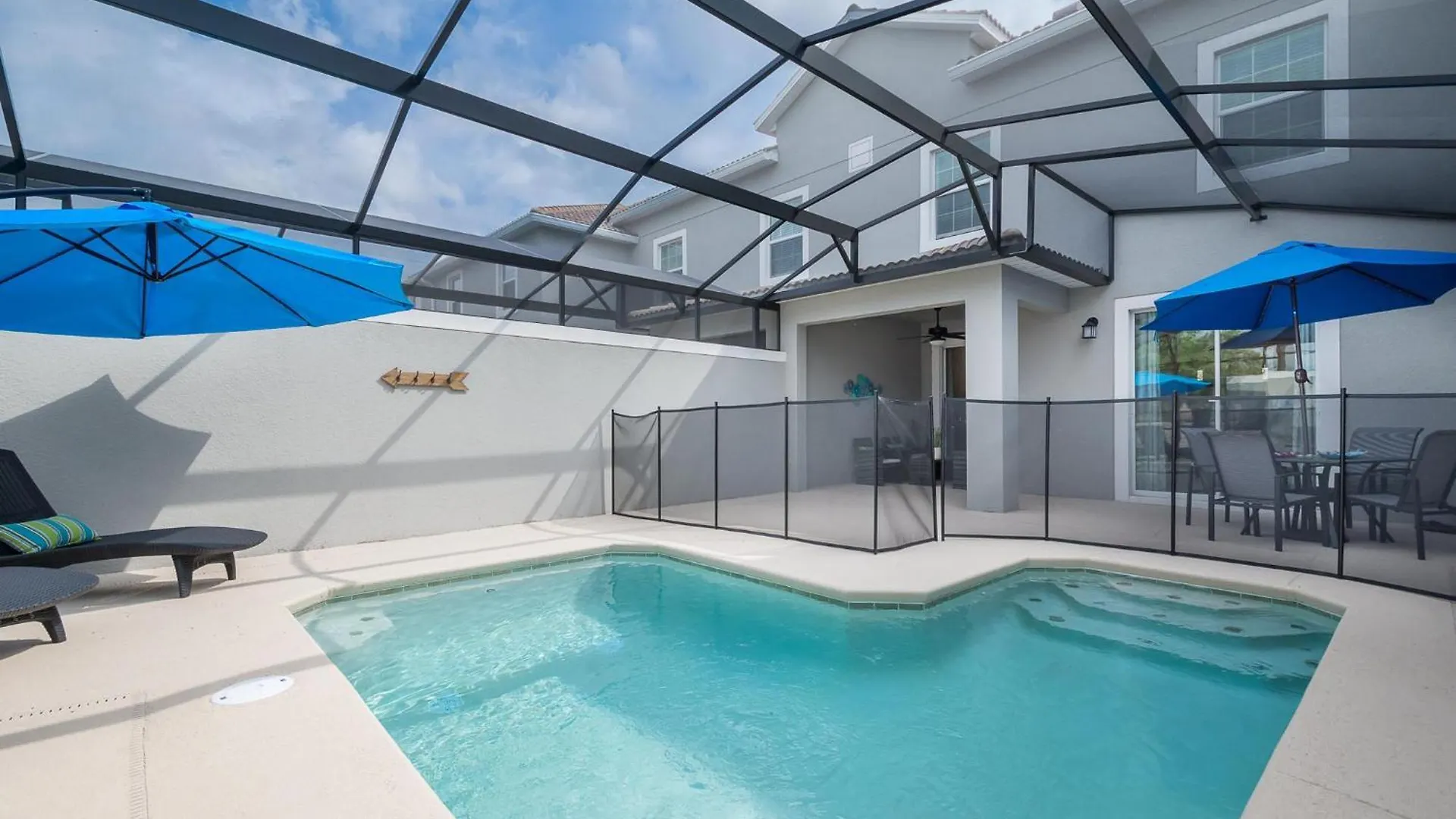 4999dm Townhouse 4 Bedrooms & 3 Bathrooms + Pool