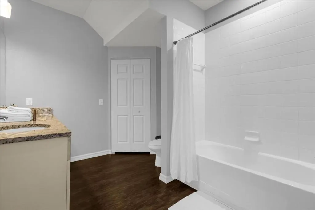 펜션 3 Bedroom- 2 Bathroom- Lucaya Village 13-107lv *