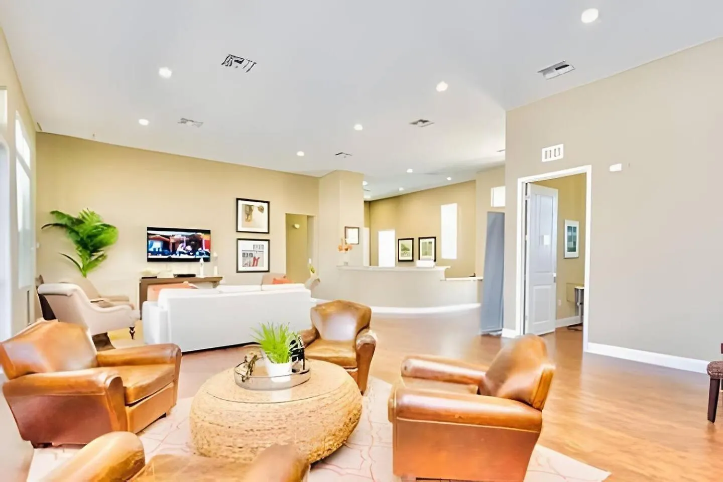 Spacious 3bd Townhouse Location Near *