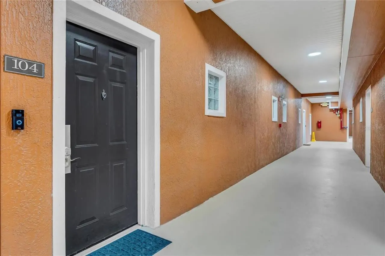 3 Bed - Private Oasis - Completley Immaculate Apartment *