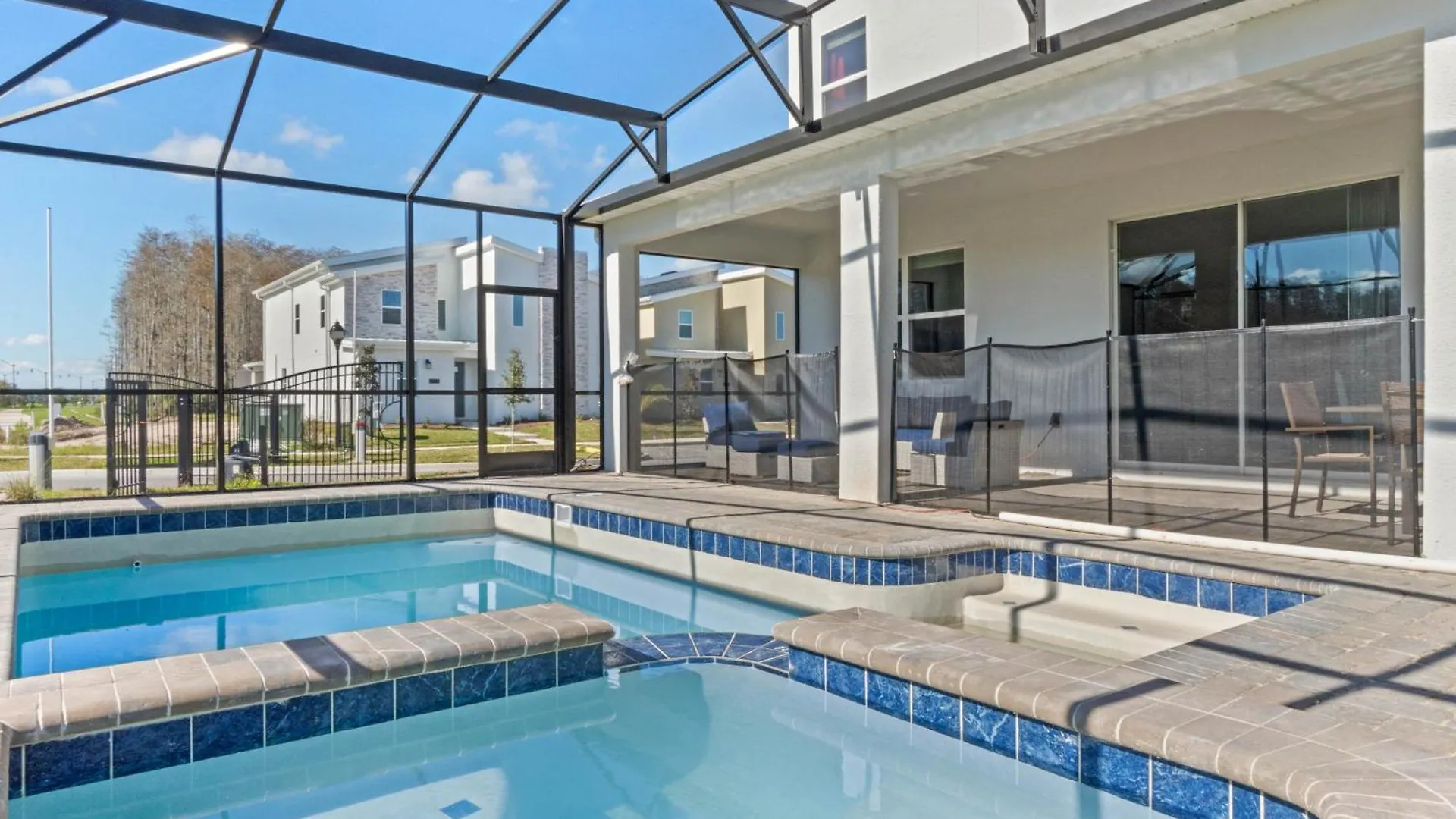 9 Bedroom- 5 Bathroom Storey 4396 Qs *