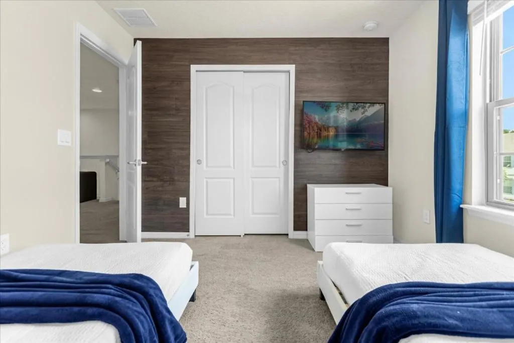 5 Bedrooms-4,5 Bathrooms Windsor Westside2413 Ds