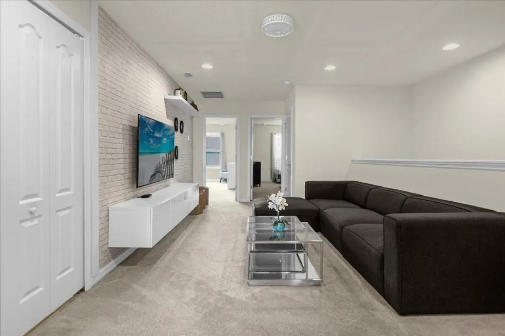 5 Bedrooms-4,5 Bathrooms Windsor Westside2413 Ds *