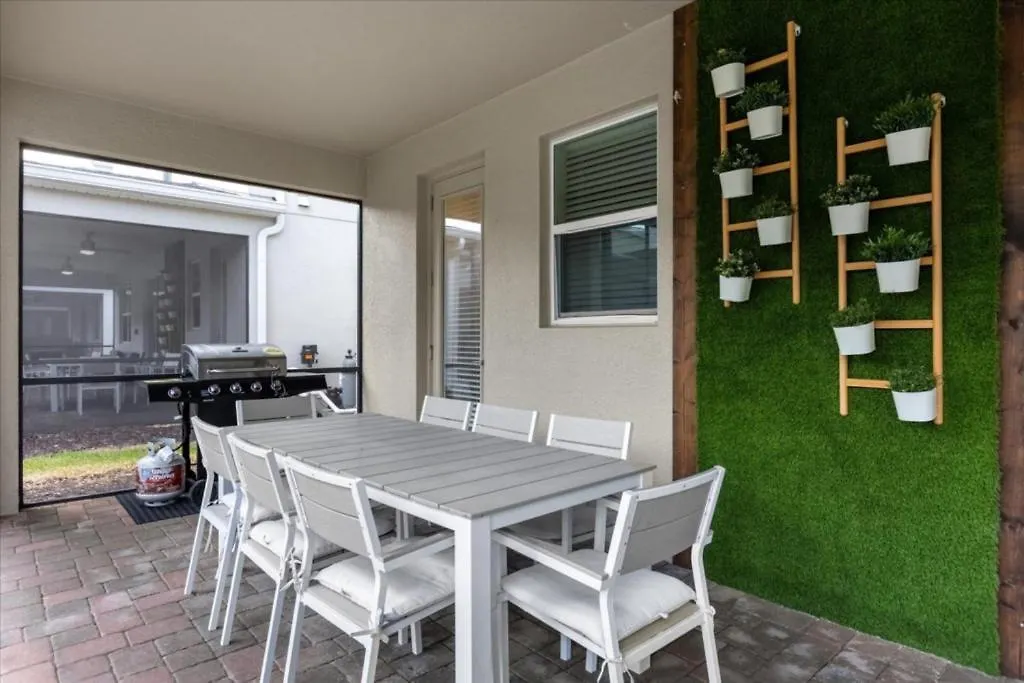 9 Bedroom- 5 Bathroom- Storey 4564tb Holiday home *