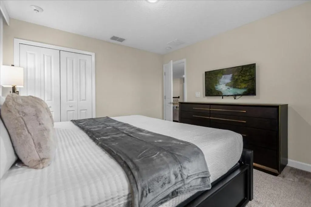 9 Bedroom- 5 Bathroom- Storey 4564tb Kissimmee