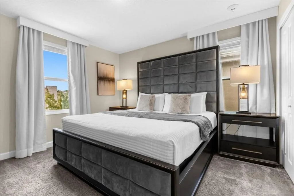 9 Bedroom- 5 Bathroom- Storey 4564tb