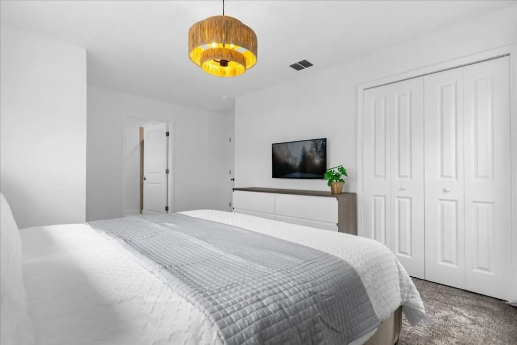 5 Bedrooms- 4 Bathrooms- Storey 2469rt