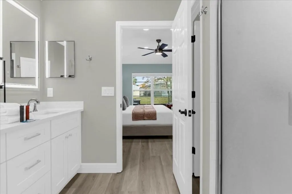 4 Bedrooms- 3 Bathrooms- Emerald Island 2735 Lk 度假居