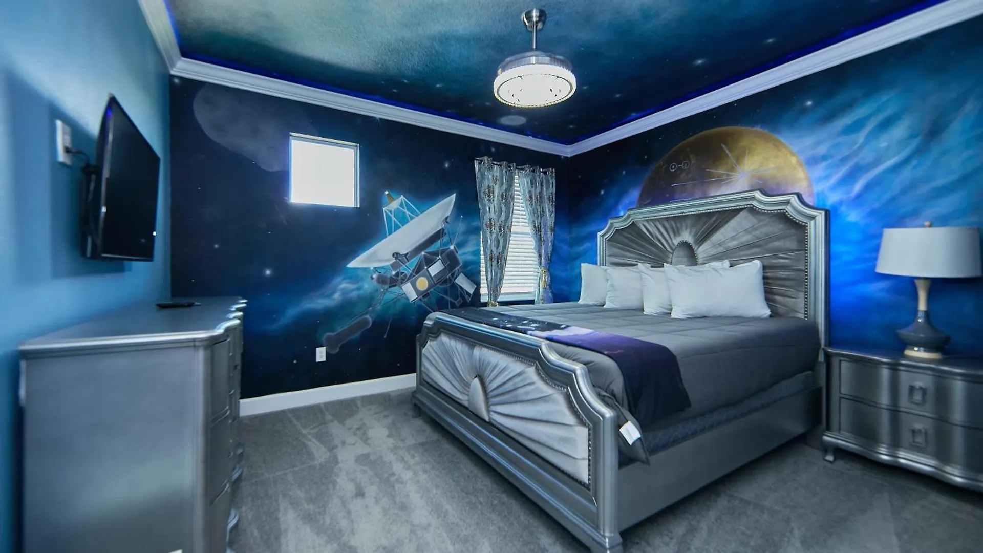 Remarkable With Cinemas, Pool, Spa, Games Room, And * Kissimmee