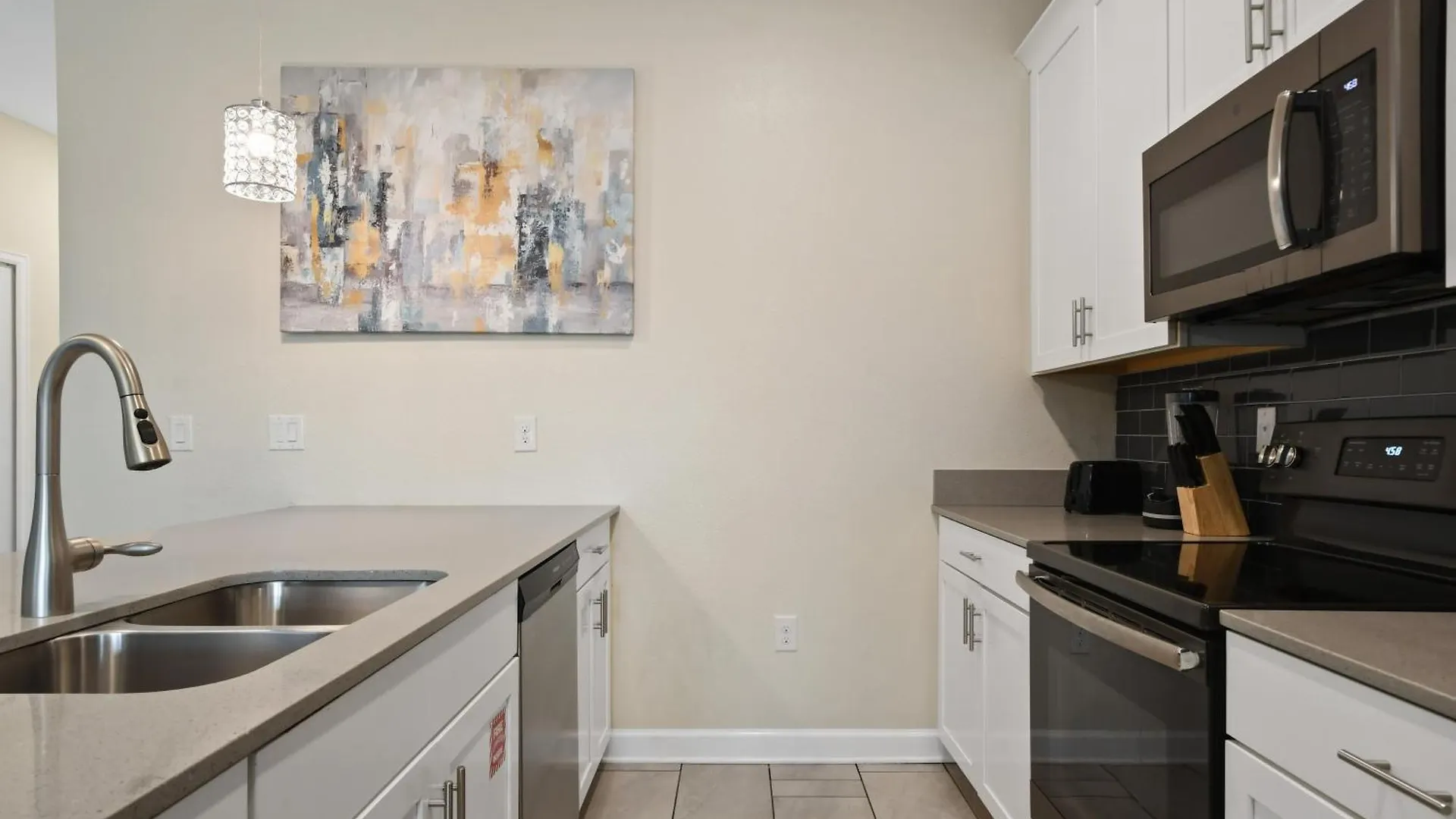 Clean Cozy Retreat: 10 Miles To Pool Access Holiday home Kissimmee