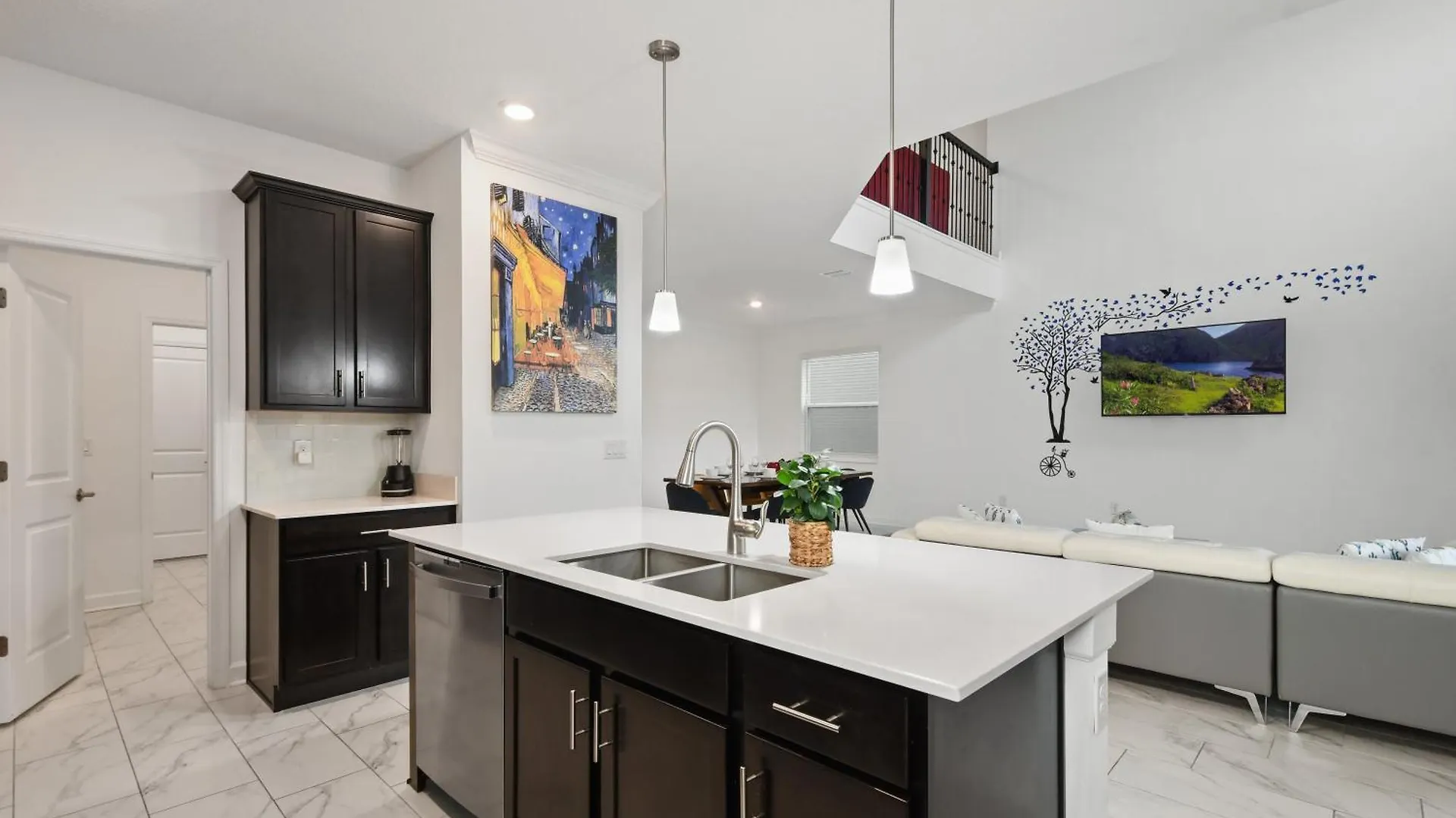 Luxurious Near & Shopping!