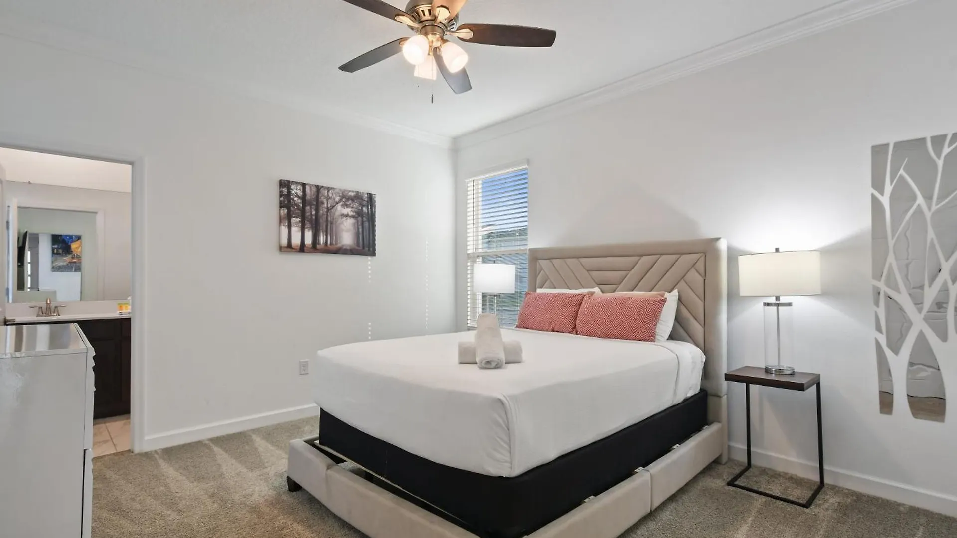 Luxurious Near & Shopping!