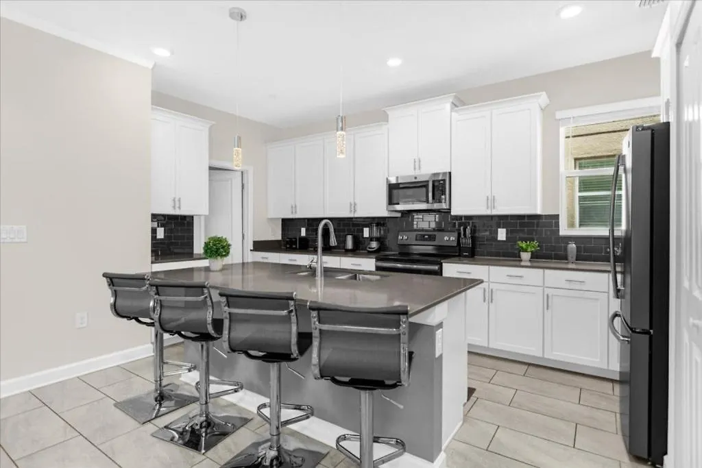5 Bedrroms- 5 Bathrooms- Storey 2739 Bd