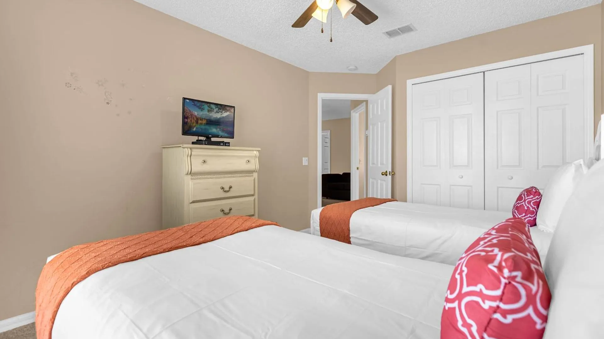 Holiday home Upstay - Pet Friendly 6br With Pool Hot Tub