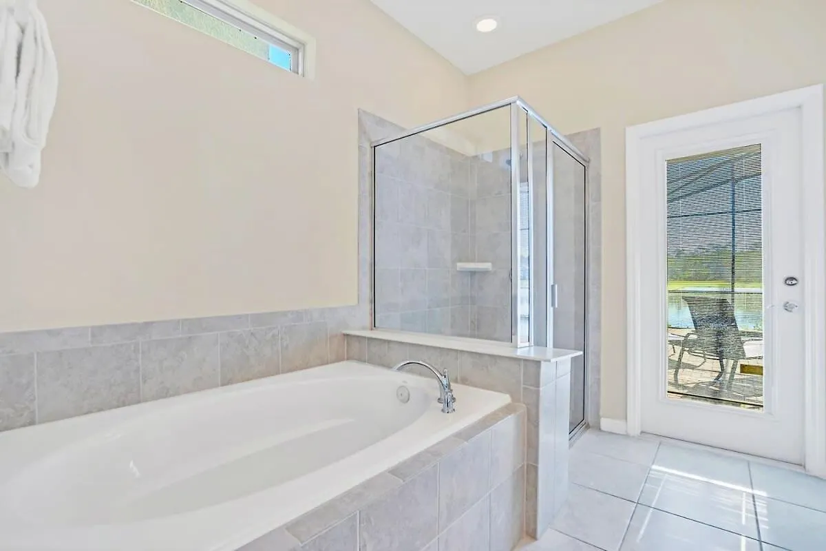 Make Memories Lakeside Villa-pool-spa-prime Holiday home *