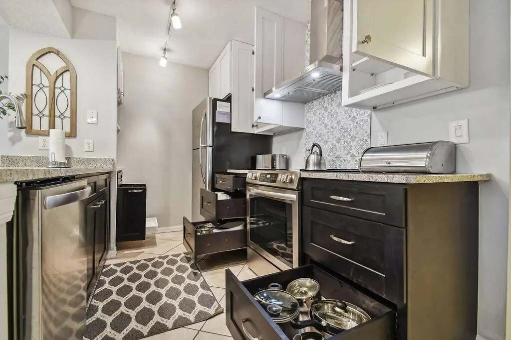 Spectacular, New Professional Decor, Near Dis, No Steps, Pool, Patio, Rates! Kissimmee