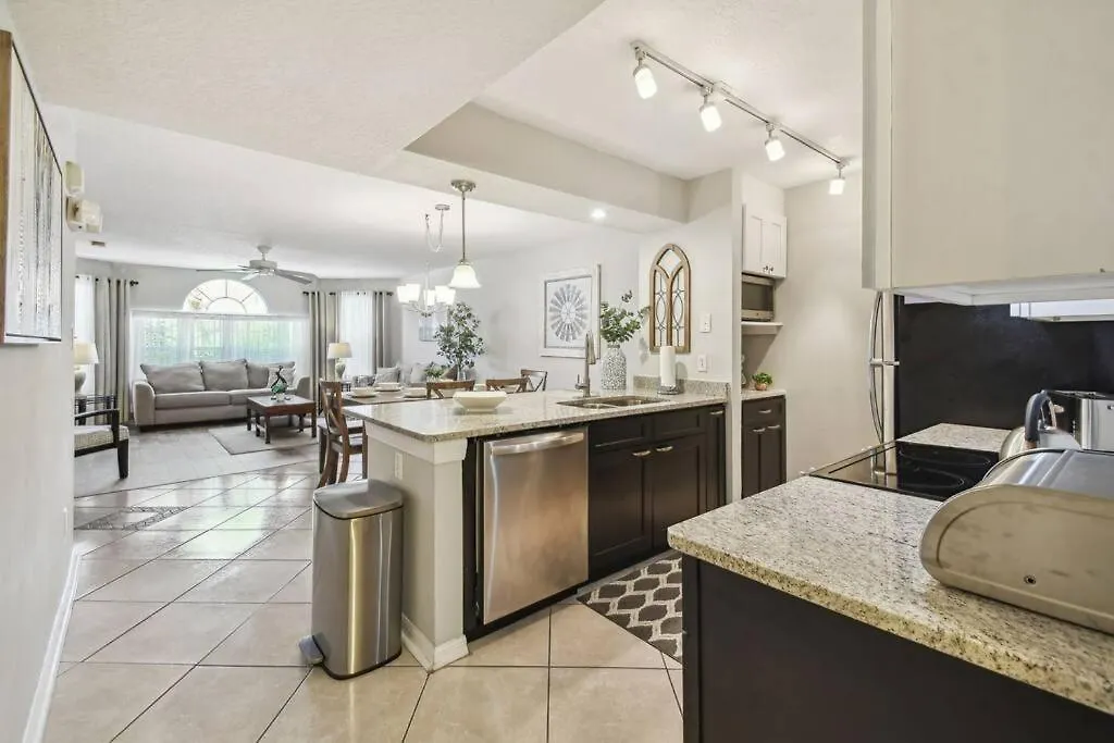 Spectacular, New Professional Decor, Near Dis, No Steps, Pool, Patio, Rates! Holiday home