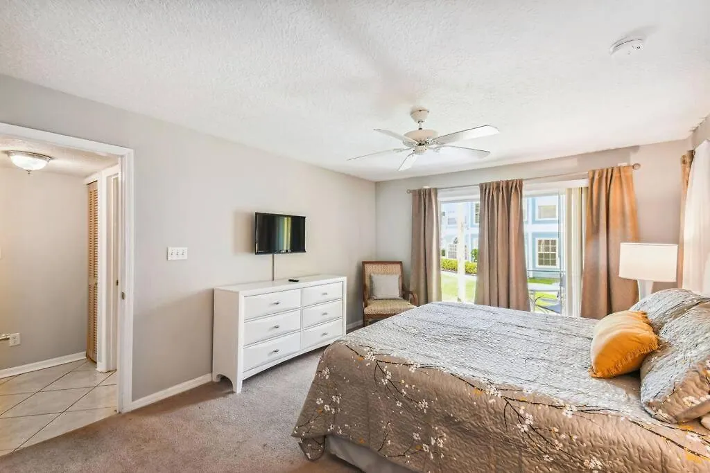 Holiday home Spectacular, New Professional Decor, Near Dis, No Steps, Pool, Patio, Rates!