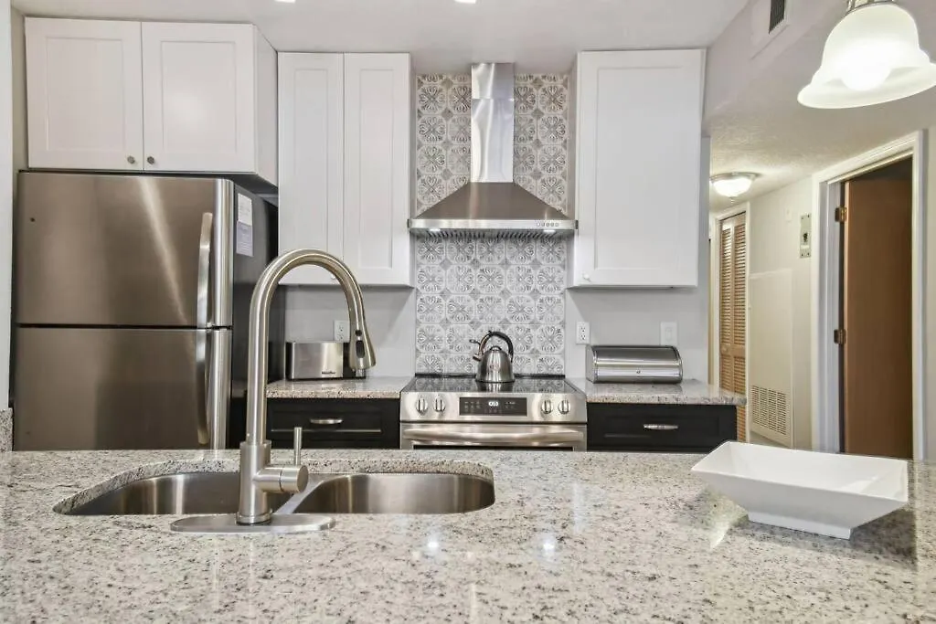 Holiday home Spectacular, New Professional Decor, Near Dis, No Steps, Pool, Patio, Rates! *