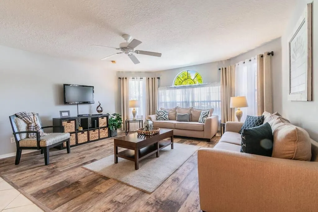 Spectacular, New Professional Decor, Near Dis, No Steps, Pool, Patio, Rates! Holiday home