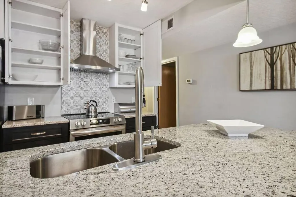Spectacular, New Professional Decor, Near Dis, No Steps, Pool, Patio, Rates! Holiday home *