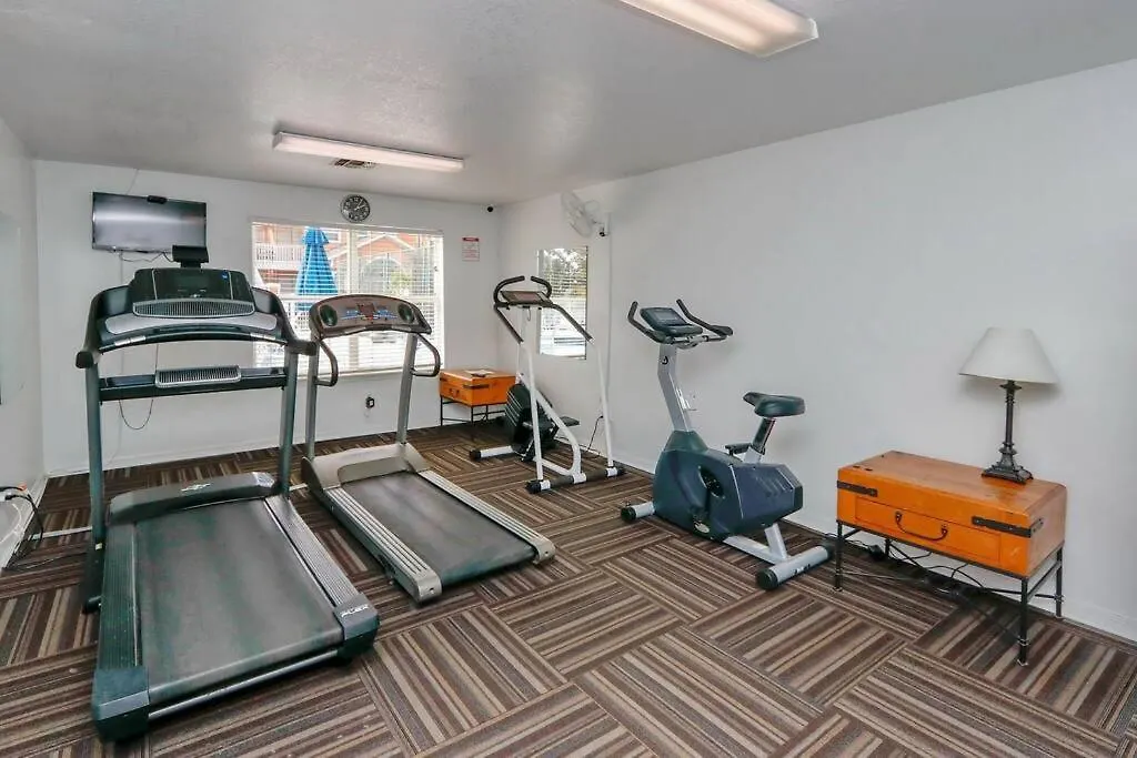 Holiday home Spectacular, New Professional Decor, Near Dis, No Steps, Pool, Patio, Rates! *