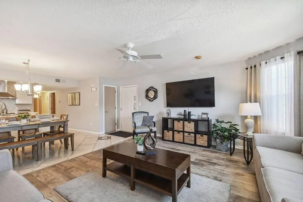 Spectacular, New Professional Decor, Near Dis, No Steps, Pool, Patio, Rates! Holiday home