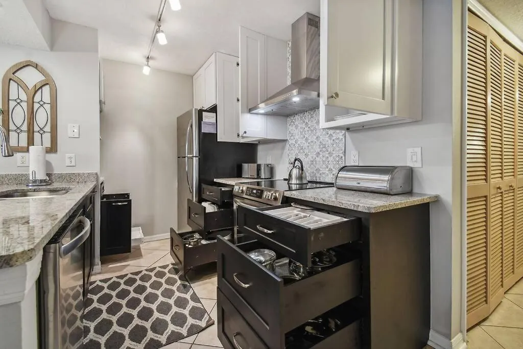 Holiday home Spectacular, New Professional Decor, Near Dis, No Steps, Pool, Patio, Rates!