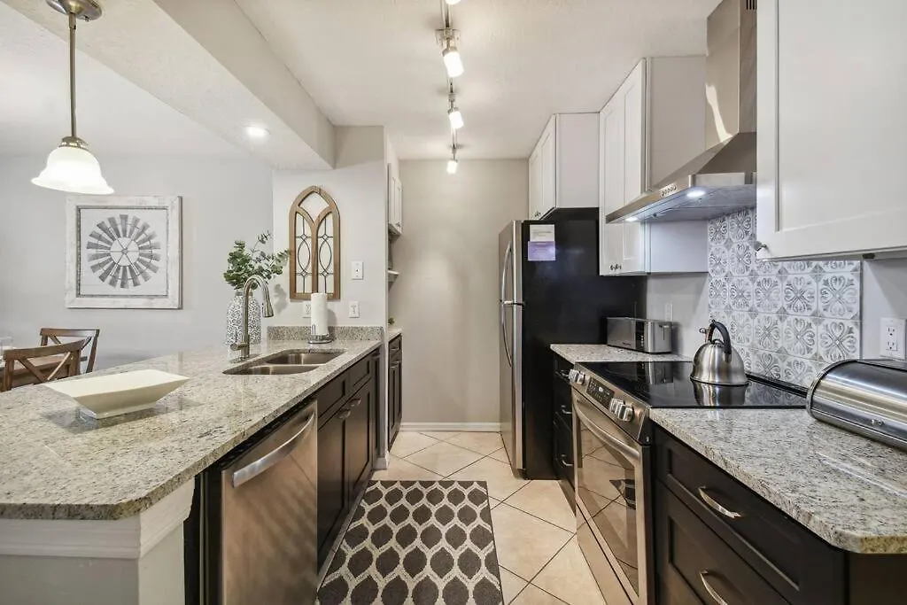 Spectacular, New Professional Decor, Near Dis, No Steps, Pool, Patio, Rates! *